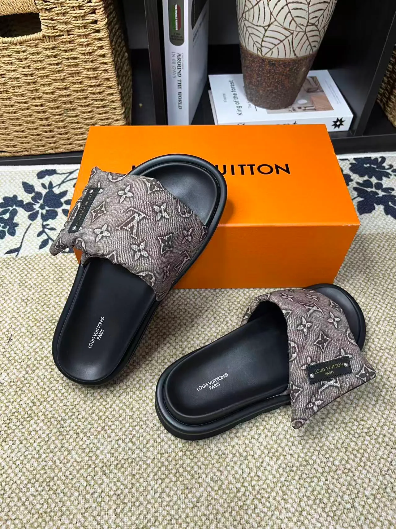P340 [New Style] [LOUIS VUITTON] Louis Vuitton, LV printing, men's and women's slippers are now on the market, packed in drawer boxes with cloth bags and cards, the upper pattern looks very soft and waxy, and is a super versatile leg slimming tool. Fabric: imported denim/canvas/old fabric, LV hardware LOGO, official website pattern printing, comfortable to wear, feet: high-elastic PU water table. Sole: foam sole, heel height: about 5cm. Code number: 35-46, 35, 45, 46 are custom-made and non-returnable. Color: multiple colors and styles available.